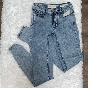 High rise skinniest Bullhead jeans!